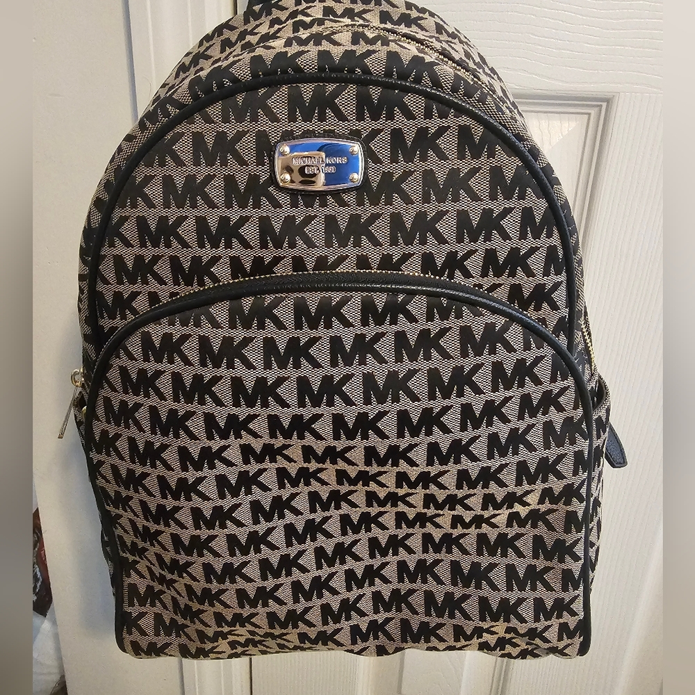MICHAEL Kors backpack. Like New Barely used 😍